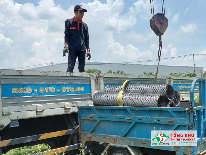 Giao 20 tấm thép mạ kẽm đục lỗ tròn Ø12mm, khổ 1.2×2.4m, dày 1.2mm phục vụ hệ thống thông gió nhà xưởng tại phường Thạnh Lộc, Quận 12