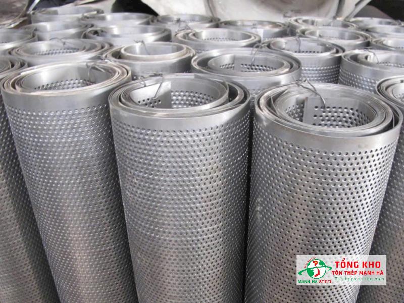 Hoàn thành giao 18 tấm thép nhúng kẽm đục lỗ tròn Ø8mm, khổ 1.2×2.4m, dày 1.0mm cho cửa hàng thời trang kết hợp kho trưng bày trên đường Hà Huy Giáp, Quận 12