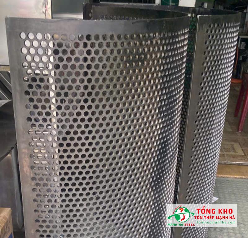 Giao 28 tấm inox 304 đục lỗ tròn Ø6mm, khổ 1×2m, dày 0.8mm thi công vách ngăn trang trí showroom nội thất trên đường Nguyễn Ảnh Thủ, Quận 12