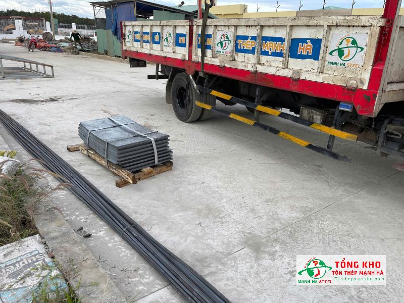 Giao 15 tấm thép đục lỗ tròn 5mm, quy cách 60x80cm cho xưởng cơ khí tại Quận 3