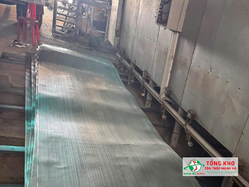 Giao 18 tấm thép mạ kẽm đục lỗ tròn Ø6mm, khổ 1.0×2.0m, dày 0.8mm thi công vách ngăn trang trí và lấy sáng cho nhà phố cải tạo tại phường Võ Thị Sáu, Quận 3