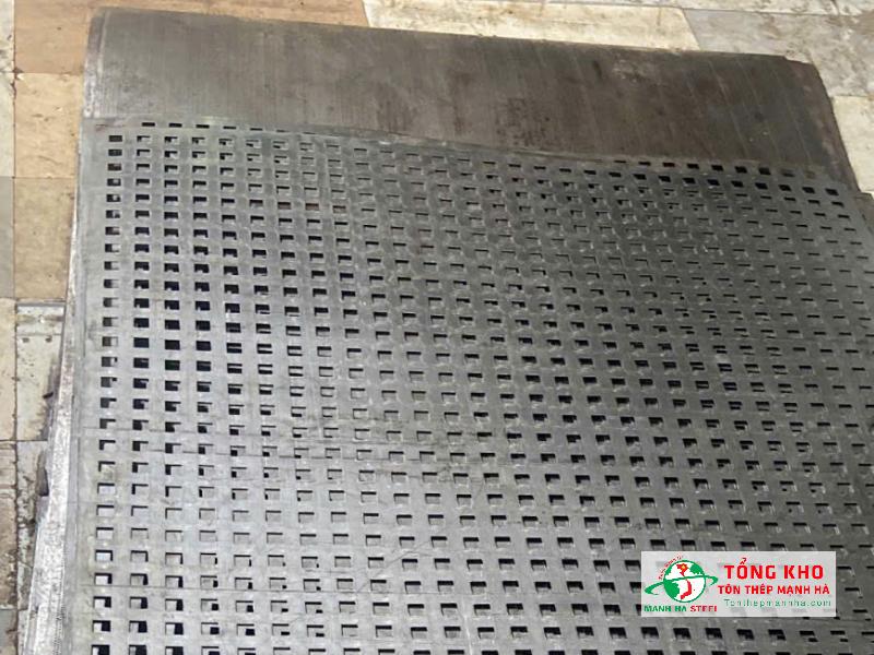 Gia công đục lỗ tròn thép tấm cán nguội, lỗ 10mm, quy cách 1mx2m giao đến công trình tại Quận 3