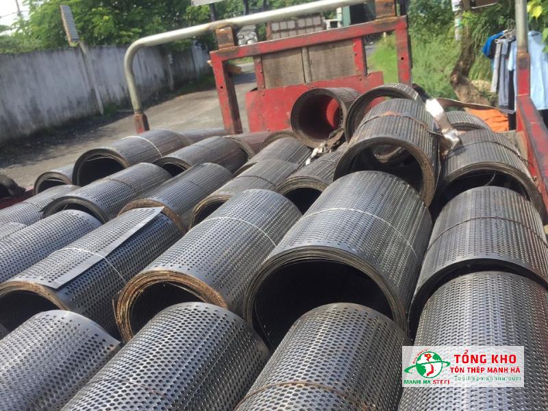 Cung ứng 46 cuộn tấm thép cán nguội đục lỗ tròn 5mm, khổ 1.2×2.5m, dày 2.0mm cho xưởng cơ khí - lắp đặt thiết bị tại phường 10, Quận 4