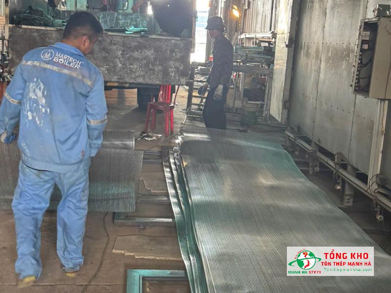 Hoàn thiện giao 30 tấm thép mạ kẽm đục lỗ tròn 20mm, khổ 1.4×2.8m, dày 1.3mm sử dụng cho khu kho kỹ thuật và khu phụ trợ tòa nhà tại phường 5, Quận 4