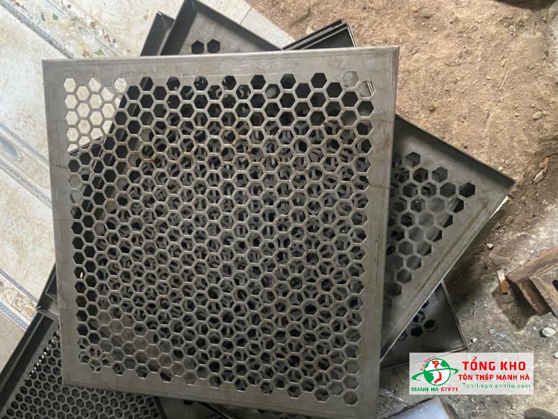 Gia công đục lỗ tổ ong thép tấm cán nguội, quy cách 50x50cm làm nắp cống thoát nước giao đến công trình tại Quận 4