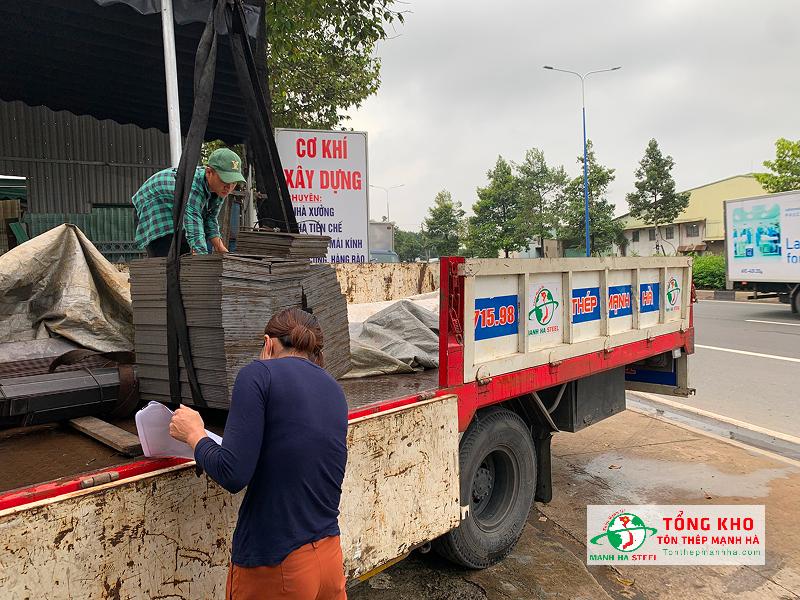 Giao 26 tấm thép mạ kẽm đục lỗ tổ ong 18×18mm, khổ 30x30cm dày 1.3mm lắp đặt vách kỹ thuật và che chắn kho hàng tại P.14, Quận 5