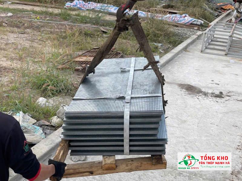 Giao 10 tấm thép mạ kẽm đục lỗ tròn 7mm, khổ 40x60cm, dày 1.0mm phục vụ hệ thống thông gió và thoát nhiệt cho công trình kỹ thuật tại P.7, Quận 5