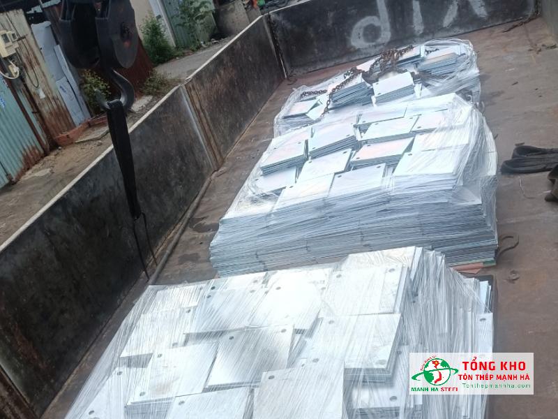Giao 100 tấm thép mạ kẽm nhúng nóng đục lỗ tròn 1cm, khổ 15x15cm, dày 1.2mm làm chân cột tại công trình ở Quận 5