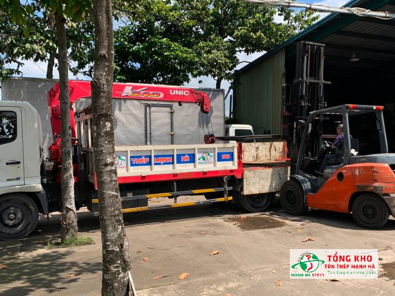 Bàn giao 30 tấm thép đen đục lỗ khe dài 8×40mm, khổ 1.5×3m, dày 1.8mm phục vụ hệ thống chắn an toàn, thông thoáng cho xưởng cơ khí tại phường 11, Quận 6