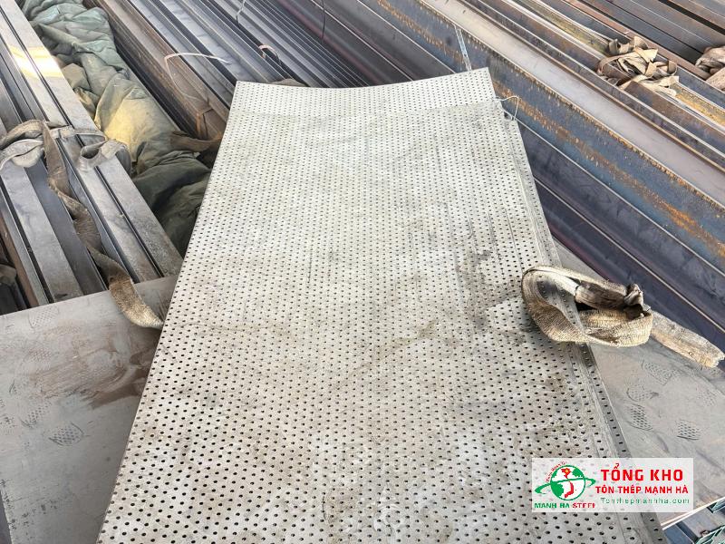 Giao 48 tấm thép mạ kẽm đục tròn mm, khổ 1.22×2.44m, dày 1.0mm phục vụ hạng mục lam thông gió, che nắng cho nhà xưởng tại phường 10, Quận 6