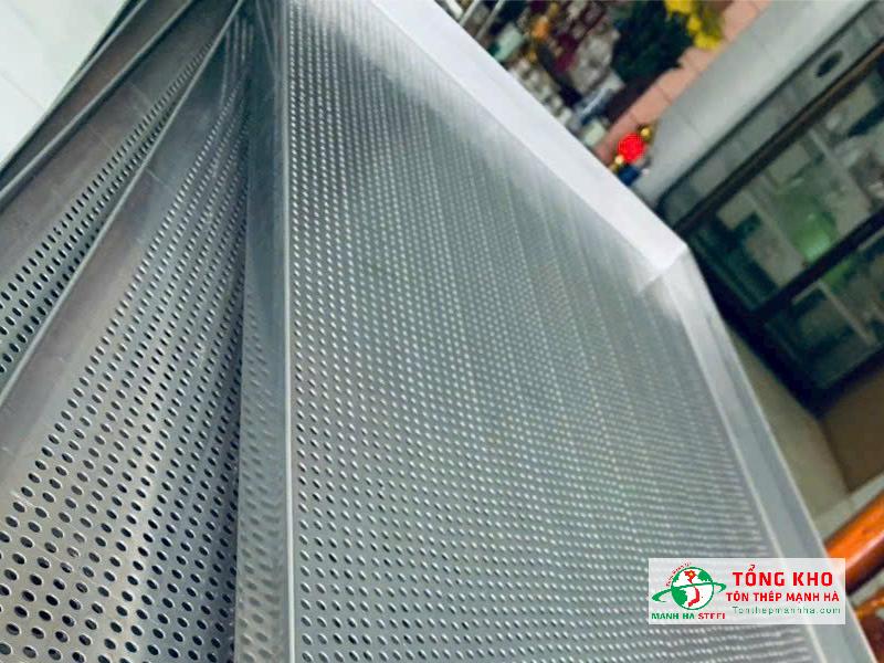 Giao 5 tấm inox đục lỗ tròn làm khay lọc kích thước hạt cho khách trên đường Nguyễn Thị Thập Quận 7