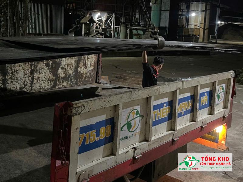 Giao 70 tấm thép mạ kẽm đục lỗ tròn Ø9mm, khổ 1.2×2.4m, dày 1.0mm phục vụ hệ thống thông gió, che chắn kỹ thuật tại công trình nhà xưởng phường Tân Thuận Đông, Quận 7