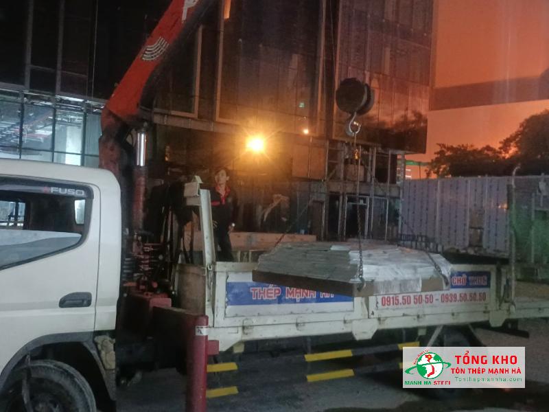 Giao 70 tấm thép mạ kẽm đục lỗ tròn Ø9mm, khổ 1.2×2.4m, dày 1.0mm phục vụ hệ thống thông gió, che chắn kỹ thuật tại công trình nhà xưởng phường Tân Thuận Đông, Quận 7.Bàn giao 36 tấm inox 304 đục lỗ vuông 10×10mm, khổ 1.1×2.2m, dày 0.8mm thi công vách ngăn trang trí cho showroom nội thất đường Nguyễn Thị Thập, Quận 7. Cung ứng 48 tấm thép cán nguội đục lỗ oval 6×18mm, khổ 1.25×2.5m, dày 1.8mm cho xưởng cơ khí - lắp đặt thiết bị tại phường Tân Phú, Quận 7. Giao 32 tấm thép mạ kẽm đục lỗ lục giác tổ ong 12mm, khổ 1.5×3.0m, dày 1.2mm sử dụng cho khu kho kỹ thuật và khu phụ trợ tòa nhà tại phường Phú Mỹ, Quận 7. Giao 24 tấm inox 304 đục lỗ khe dọc 4×35mm, khổ 1.3×2.6m, dày 0.7mm cho hạng mục trang trí mặt dựng showroom thời trang trên đường Huỳnh Tấn Phát, Quận 7.