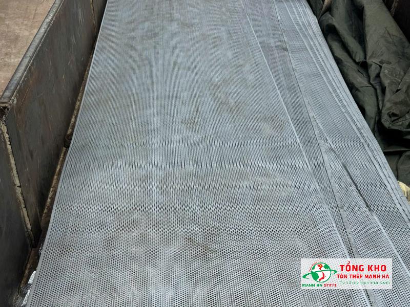 Giao 34 tấm thép mạ kẽm đục lỗ tròn Ø22mm, khổ 1.5×3.0m, dày 1.4mm, lắp đặt vách kỹ thuật và che chắn kho hàng tại P.16, Quận 8