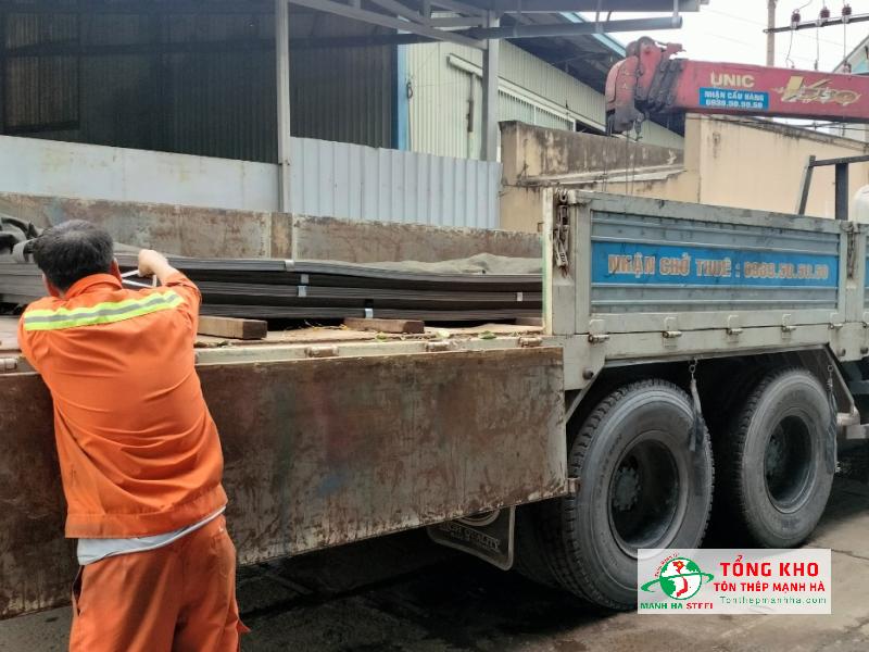 Giao 20 tấm thép cán nguội đục lỗ tròn Ø12mm, khổ 1.2×2.4m, dày 1.2mm, phục vụ hệ thống thông gió và giảm nhiệt cho khu kỹ thuật công trình tại P.5, Quận 8