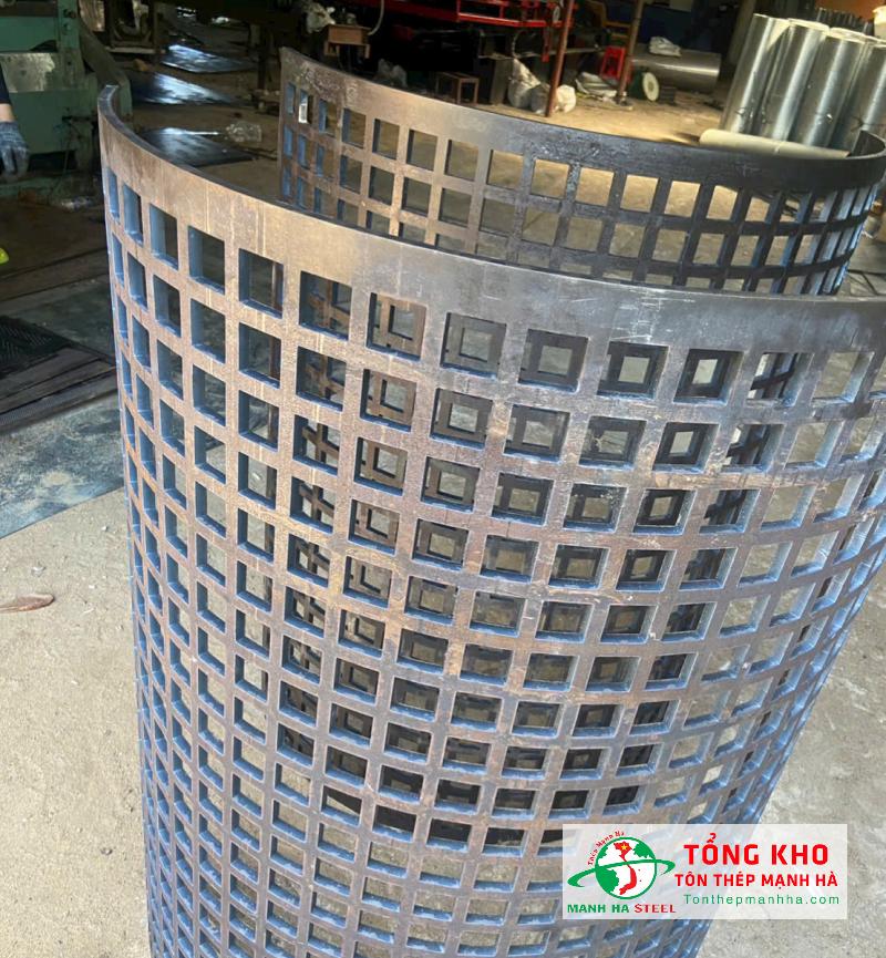 Cung ứng 10 tấm thép cán nguội đục lỗ vuông 20×20mm, khổ 1.25×2.5m, dày 1.8mm, sử dụng cho xưởng cơ khí - khu gia công sản xuất tại P.11, Quận 8