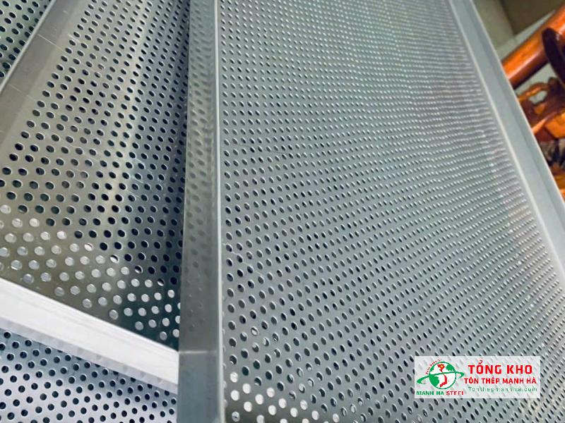 Giao 65 tấm inox 304 đục lỗ tròn Ø6mm, khổ 1x2m, dày 1.0mm cho vách ngăn công trình tại Quận 7, TP.HCM