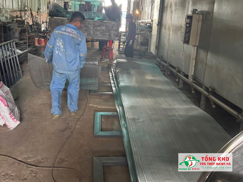 Giao 120 tấm thép mạ kẽm đục lỗ tròn Ø10mm, khổ 1.2x2.4m, dày 1.2mm cho nhà xưởng tại KCN Tân Bình, TP.HCM
