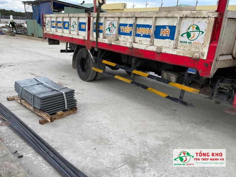 Giao 95 tấm thép mạ kẽm đục lỗ elip, khổ 50x100cm, dày 1.5mm cho nhà kho tại Bình Chánh, TP.HCM