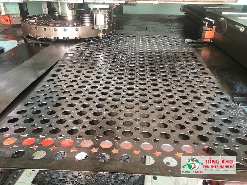 Nên chọn đơn vị gia công tấm thép đục lỗ nhanh, chuẩn kích thước, giao hàng đúng jtiến độ