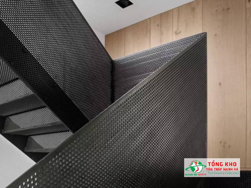 Thép tấm đục lỗ được sử dụng làm lan can cầu thang cho nhiều công trình tại Quận 11