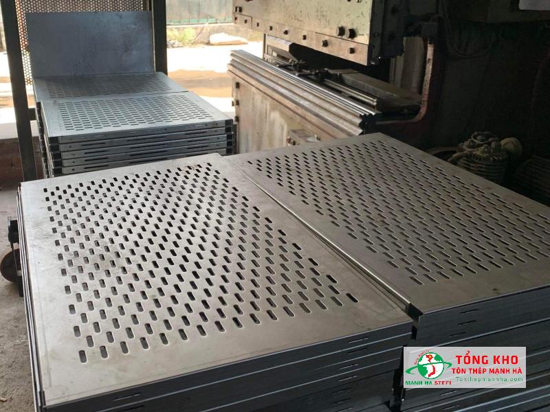 Tấm thép đục lỗ được sử dụng phổ biến tại Quận 12, phù hợp với nhiều công trình