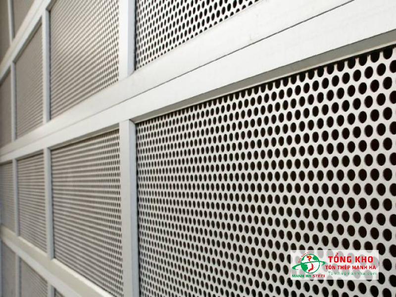 Thép tấm đục lỗ được sử dụng làm tấm chắn, lan can khá phổ biến tại Quận 4