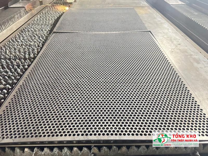 Nhu cầu sử dụng tấm thép đục lỗ tại Quận 5 cho nhiều công trình với đa dạng hình dáng và vật liệu