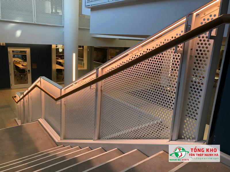 Tấm thép đục lỗ được sử dụng làm lan can cầu thang trong các công trình tại TPHCM