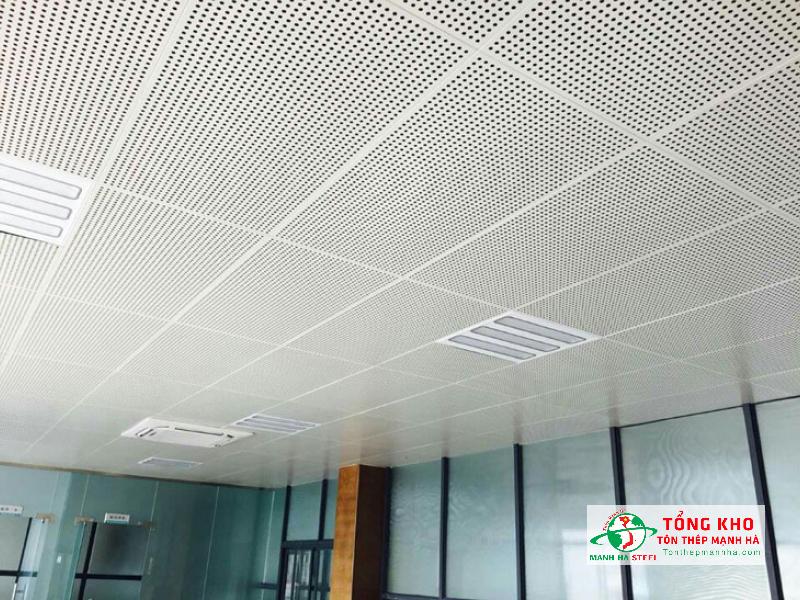 Tấm thép đục lỗ làm trần che quạt tại các văn phòng ở Quận 7