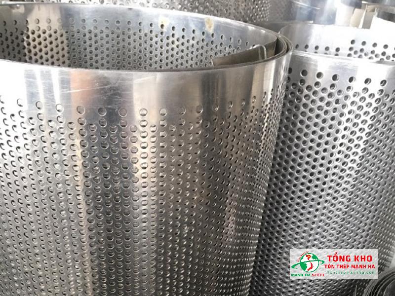 Gia công đột lỗ từ tấm inox thường cao hơn thép tấm cán nguội