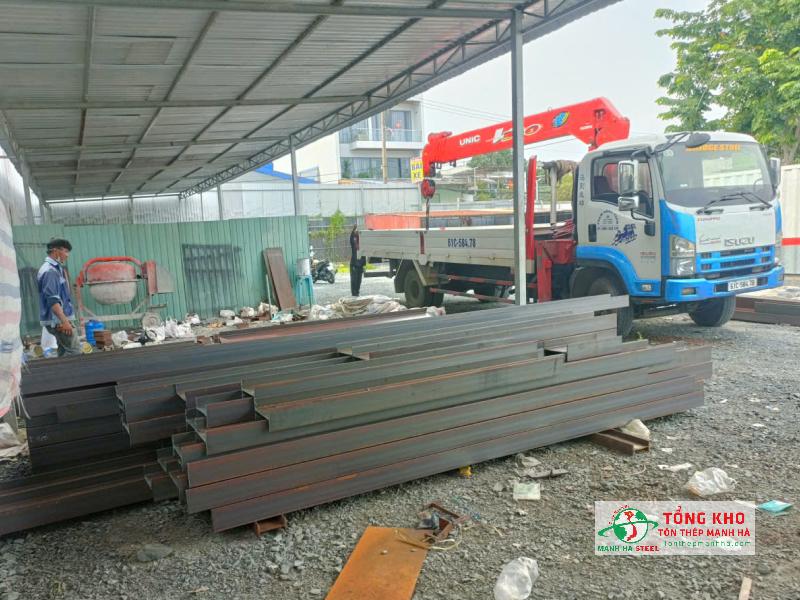 Giao thép hình I cho khách tại đường Võ Văn Vân, Bình Chánh
