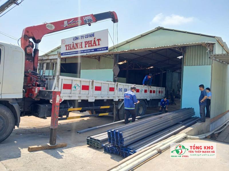 Vận chuyển 18 tấn thép hình I đến xưởng cơ khí Thành Phát tại Bình Chánh