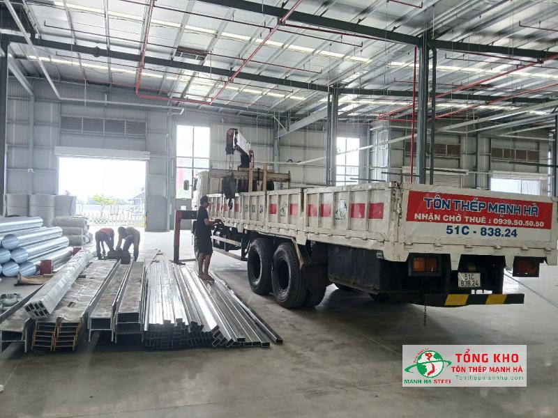 Giao thép hình và thép hộp mạ kẽm đến nhà xưởng tại Bình Dương