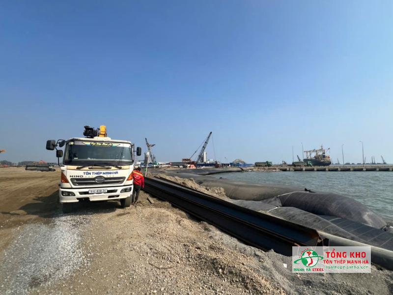 Giao 5 cây thép hình H400×400×13×21 dài 12m cho Công ty Hùng Mạnh Phát tại khu lấn biển Cần Giờ