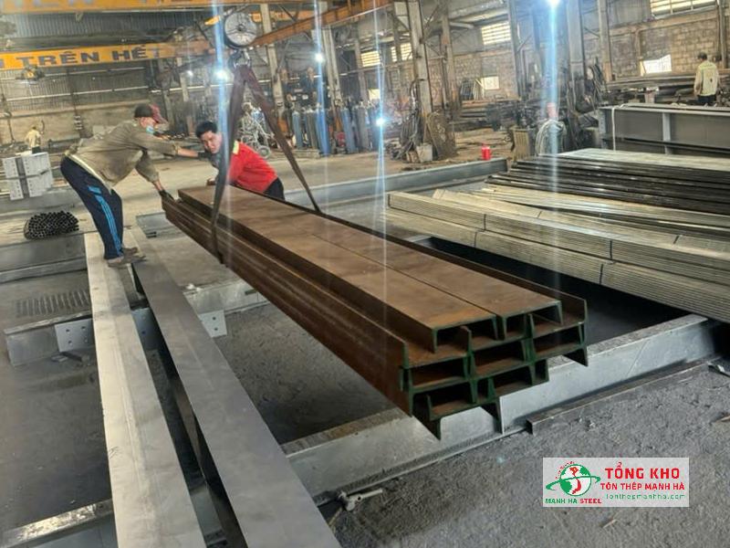 Giao 17 cây thép hình U200x80x7.5x11x6m cho cơ khí nhà thép THT tại Củ Chi