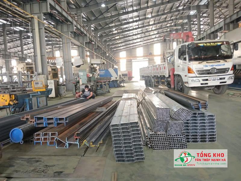 Giao 10 tấn thép hình U và thép V đến Xí nghiệp Liên hợp Kim khí Z751, Biên Hòa, Đồng Nai