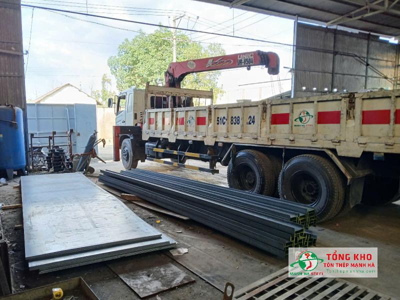 Giao 15 tấn thép tấm và thép hình I cho xưởng cơ khí Hố Nai 3, Đồng Nai
