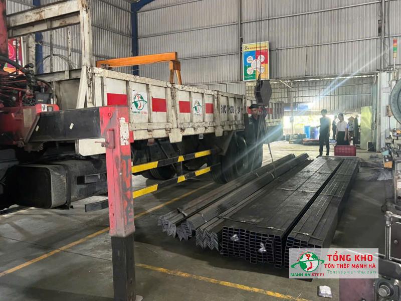 Giao thép hình V và thép hộp đen đến Công ty Vạn Đồng Phát, Biên Hòa, Đồng Nai