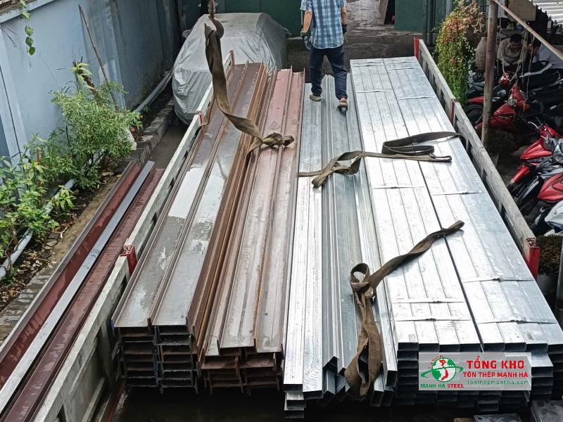 Giao 35 cây thép hình I đen Posco (I198×99×4.5×7×6m) và thép hộp cho Công ty Trang Trí Nội Thất Tuấn Phát, Tân Xuân, Hóc Môn