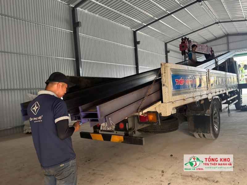 Giao thép hình I Posco 12m gồm: I350 (2 cây) và I250 (5 cây) và 1 cây thép hình I250 dài 6m cho Công ty Coppha Việt tại Hóc Môn