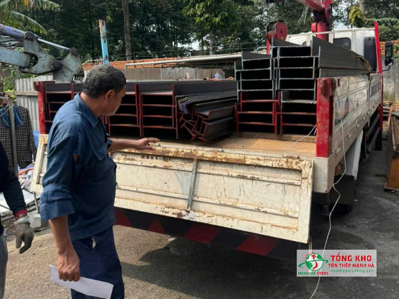 Giao thép hình I300 cho khách hàng tại Hóc Môn