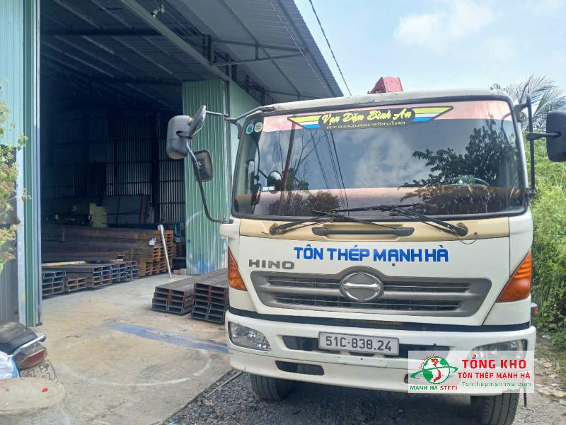 Vận chuyển 35 tấn thép hình U và thép I đến nhà xưởng cơ khí TP. Tân An, Long An