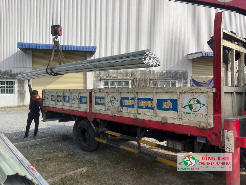 Vận chuyển thép V nhúng nóng cho công trình tại Long An
