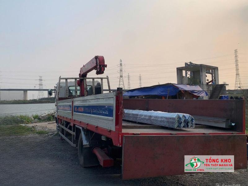 Giao thép V An Khánh mạ kẽm (V50x50x5ly: 2 cây, V80x80x6ly: 45 cây) cho công trình đập xả nước tại Phú Xuân, Nhà Bè