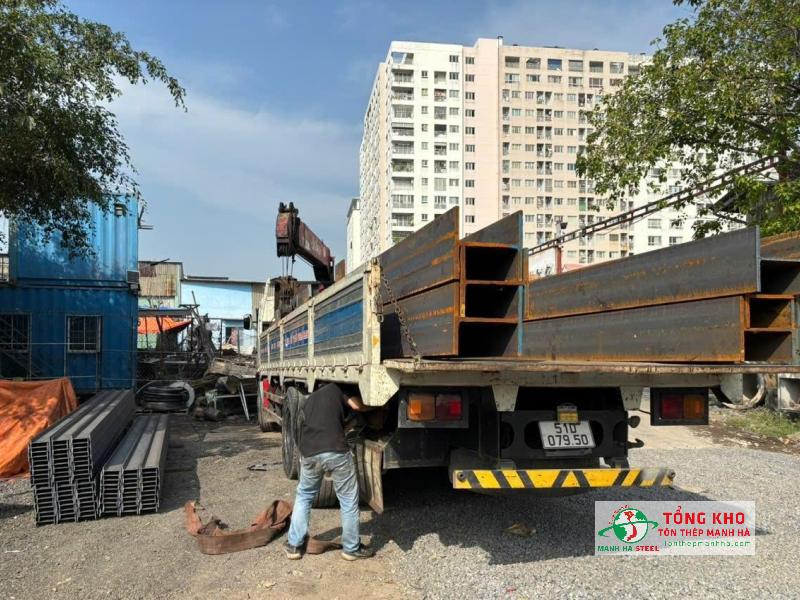 Giao thép hình I và H đến công trình cầu đường tại Nhà Bè