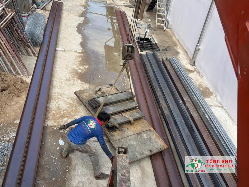 Giao sắt hộp + thép I + thép U cho công ty cơ khí tại KCN Hiệp Phước, Nhà Bè