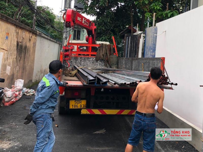 Giao thép I100, thép U100 và thép ống cho khách trên đường Nguyễn Thị Minh Khai Quận 1