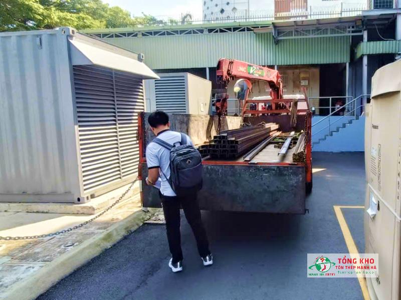 Giao thép hình U, V và bản mã đến Công ty Hợp Phát Quận 10