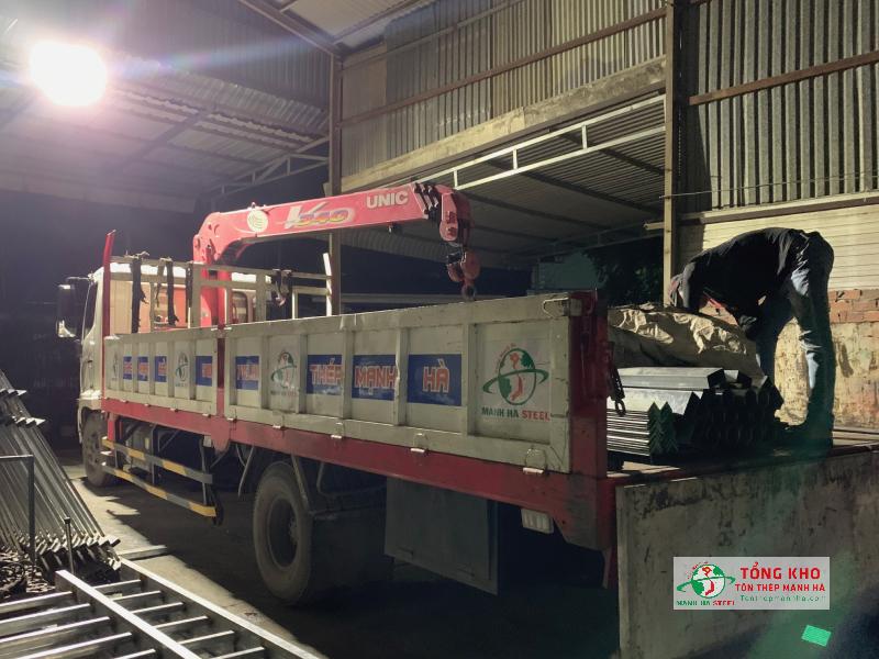 Giao 50 cây thép V50x50 dày 2ly cho công ty cơ khí ở Quận 10